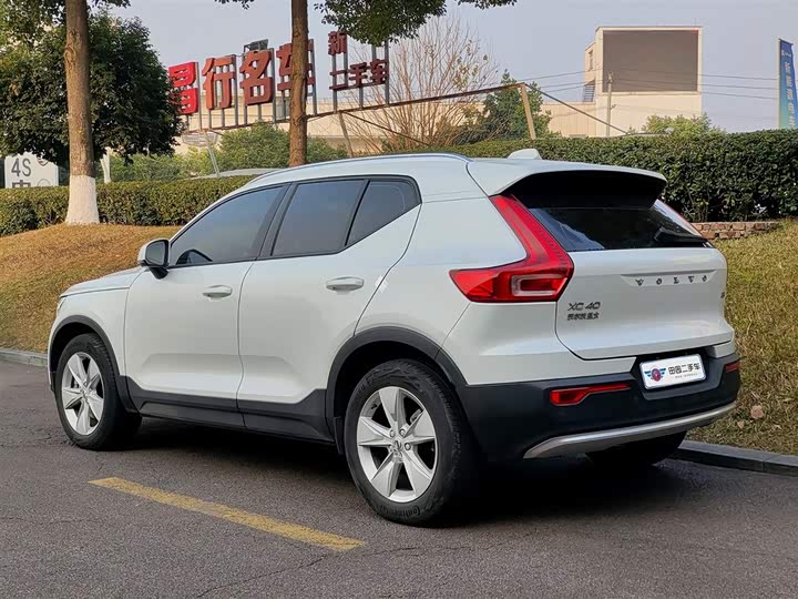 Фото 4 - Volvo XC40
