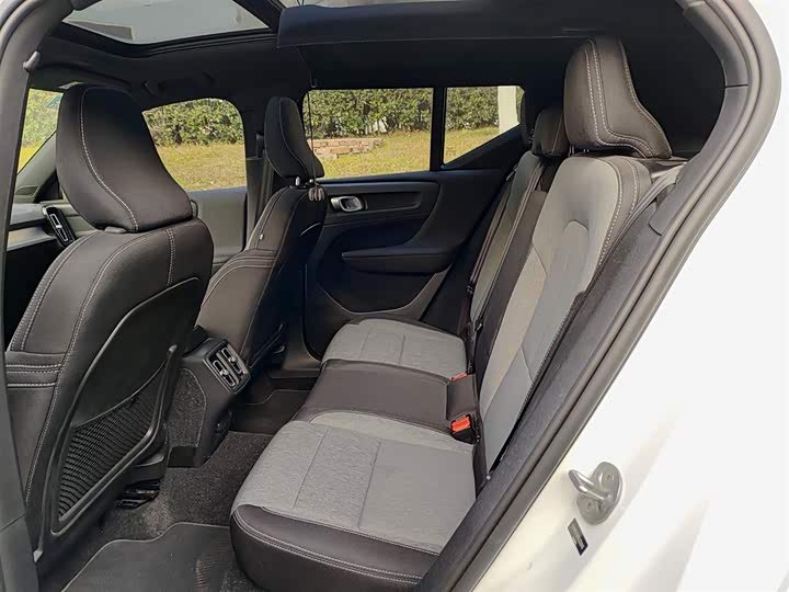 Фото 8 - Volvo XC40