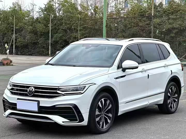 Фото 1 - Volkswagen Tiguan L Pro