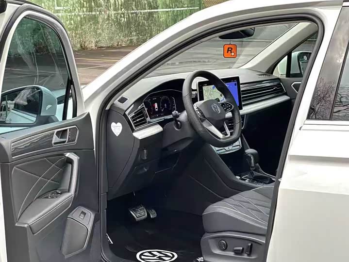 Фото 2 - Volkswagen Tiguan L Pro