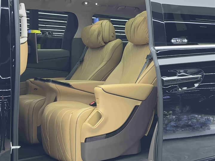 Фото 7 - Denza D9