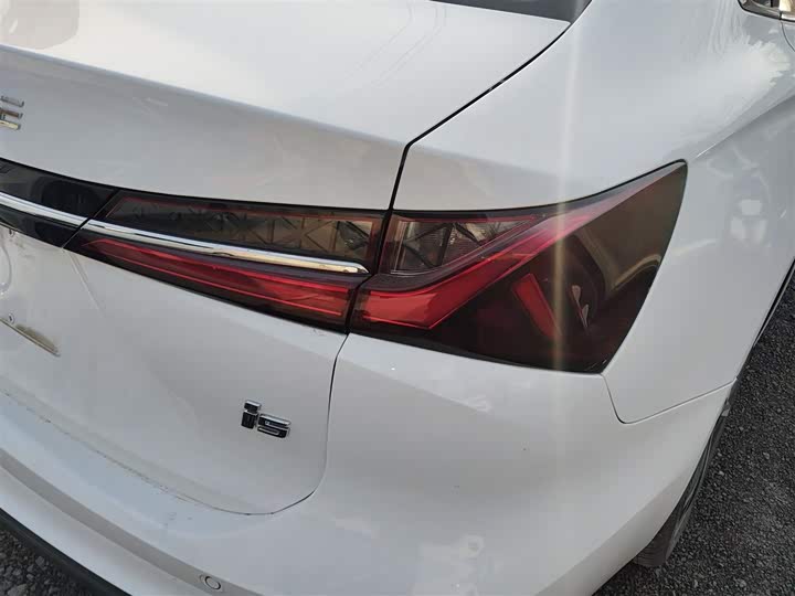 Фото 8 - Roewe i5