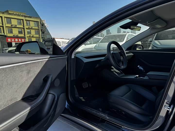 Фото 2 - Tesla Model 3