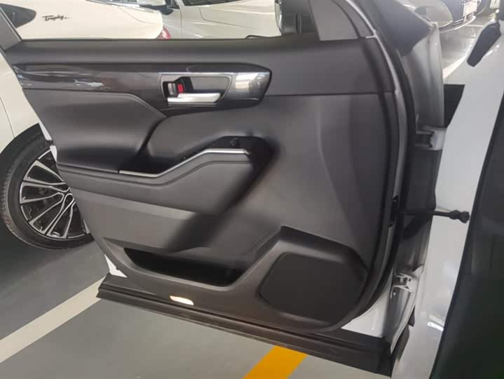Фото 7 - Toyota Crown Kluger