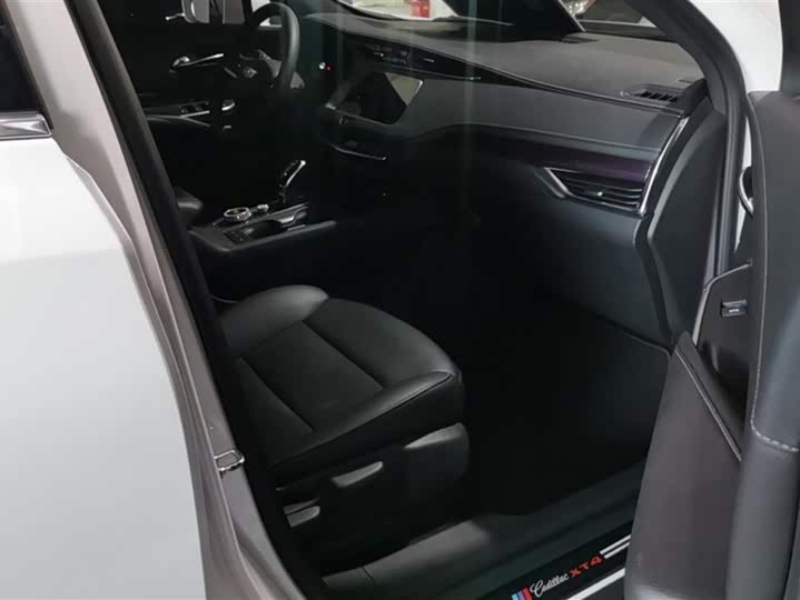 Фото 8 - Cadillac XT4