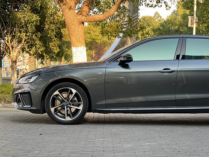 Фото 4 - Audi A4L