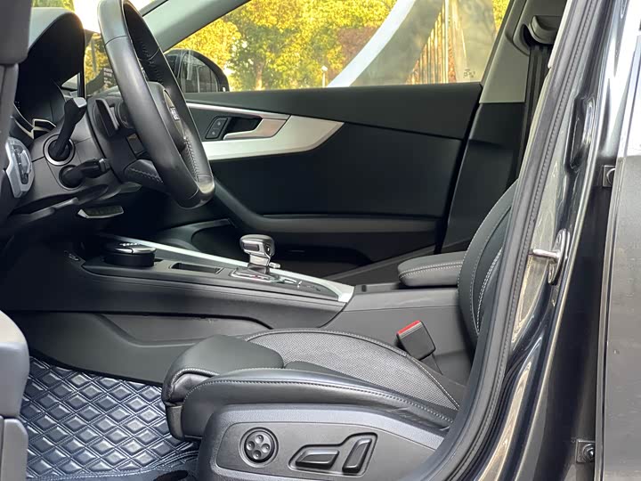 Фото 8 - Audi A4L