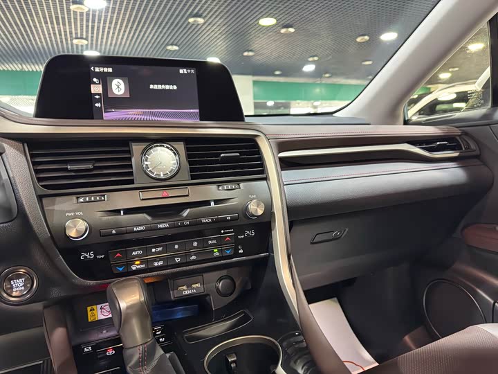 Фото 6 - Lexus RX