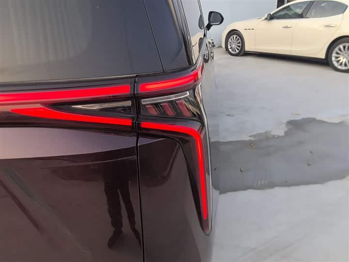 Фото 8 - Maxus G90