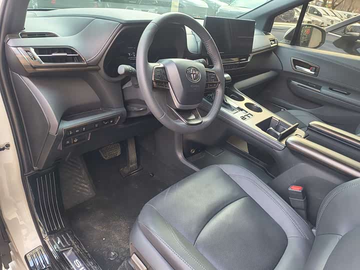 Фото 9 - Toyota Sienna