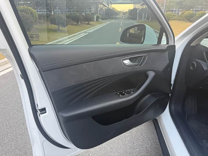 Фото 9 - Roewe D7