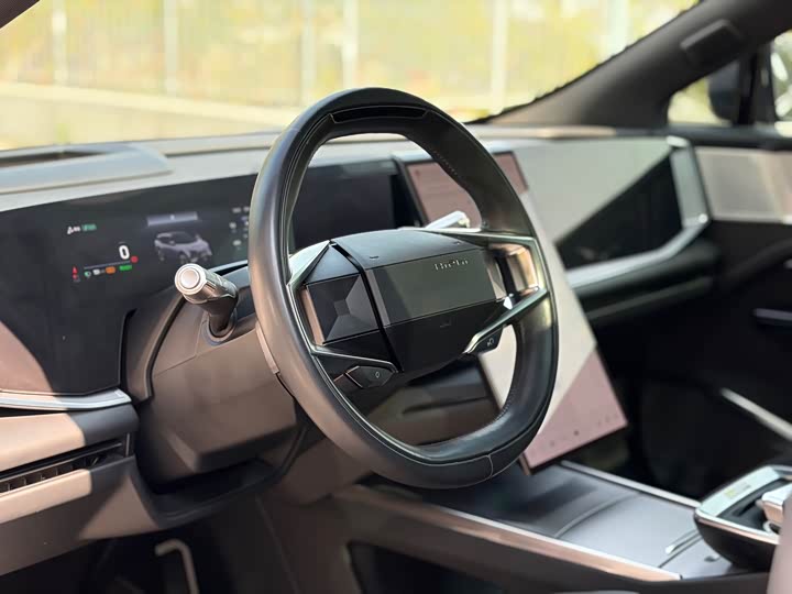 Фото 6 - HiPhi Y