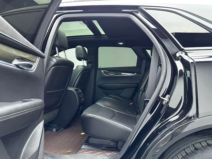 Фото 6 - Cadillac XT5