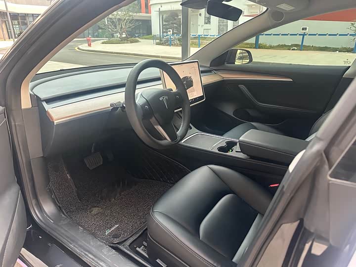 Фото 4 - Tesla Model 3