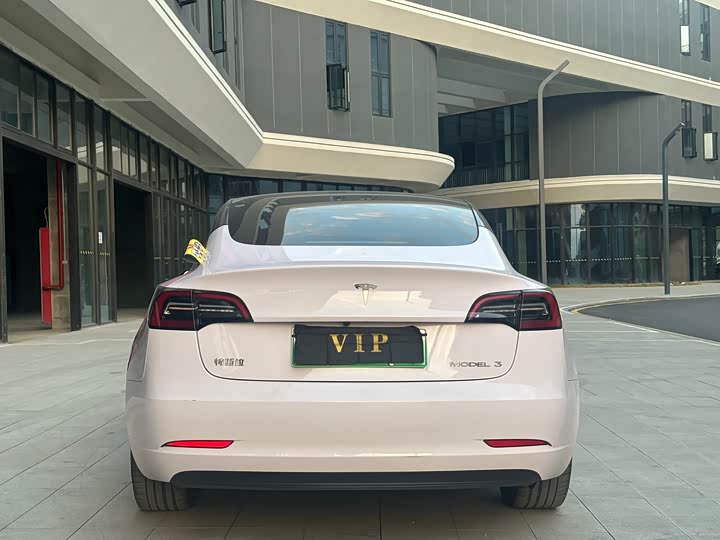 Фото 8 - Tesla Model 3