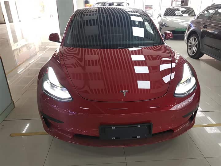 Фото 3 - Tesla Model 3