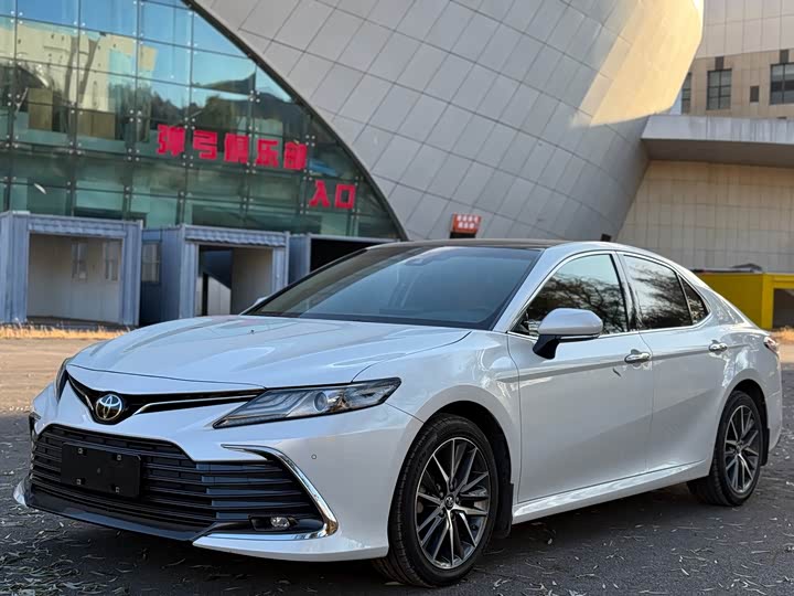 Фото 2 - Toyota Camry