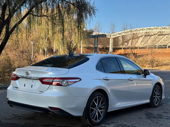 Фото 5 - Toyota Camry