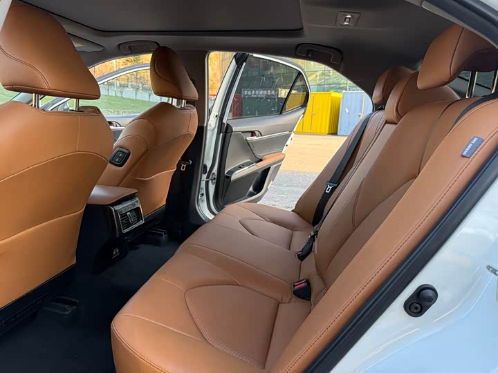 Фото 8 - Toyota Camry