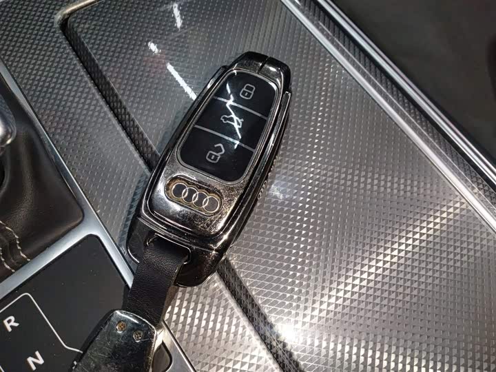 Фото 9 - Audi A6L