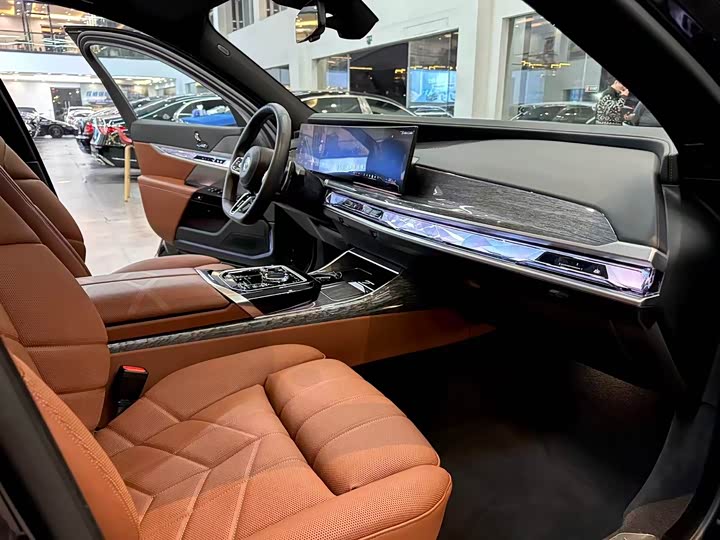 Фото 9 - BMW 7 Series