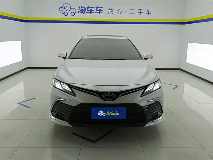 Фото 2 - Toyota Camry