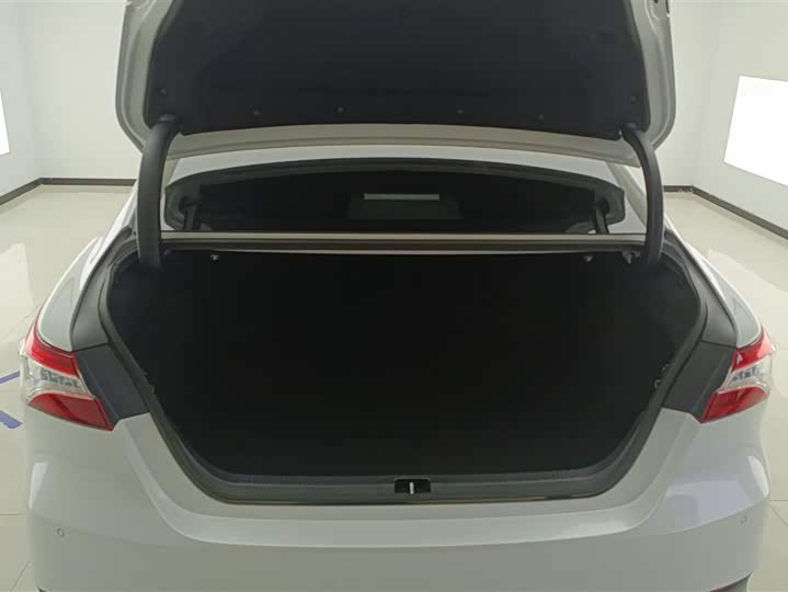 Фото 4 - Toyota Camry