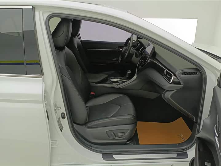 Фото 8 - Toyota Camry