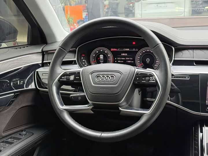 Фото 7 - Audi A8