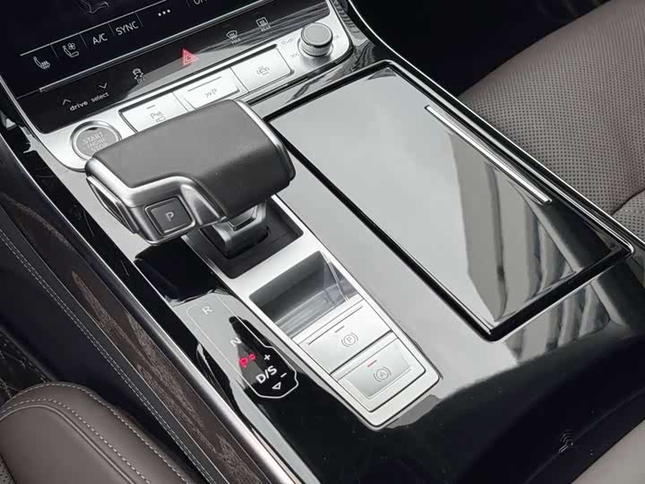 Фото 9 - Audi A8