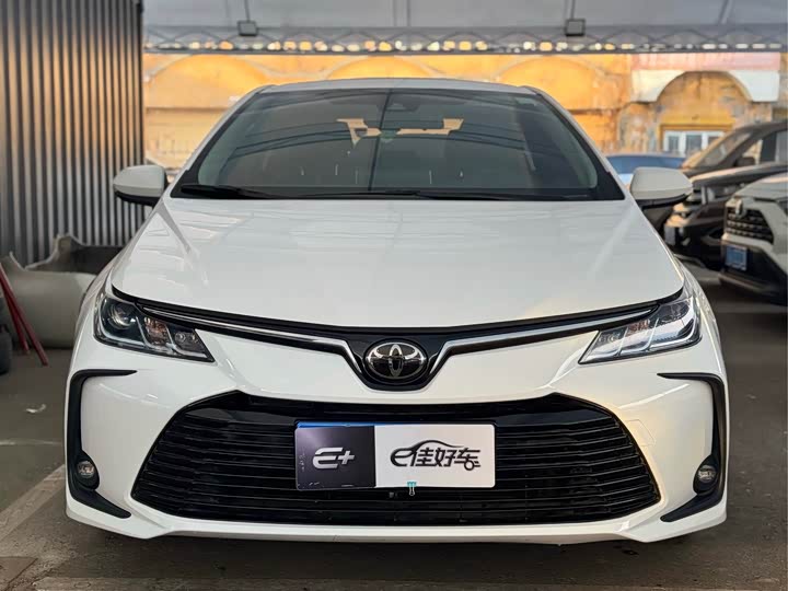 Фото 2 - Toyota Corolla