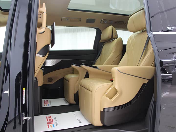 Фото 9 - Denza D9