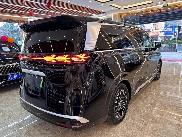 Фото 4 - Denza D9