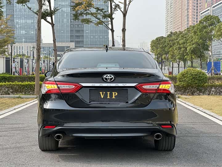 Фото 5 - Toyota Camry