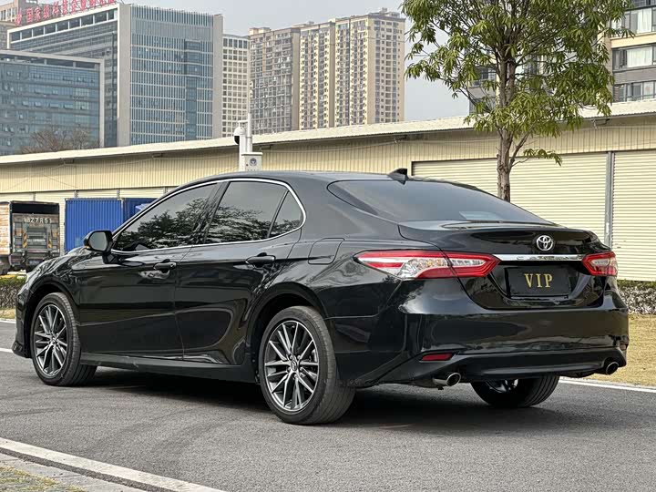 Фото 6 - Toyota Camry