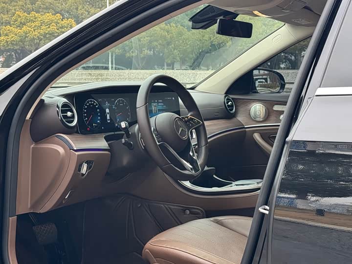 Фото 4 - Mercedes-Benz E-Class