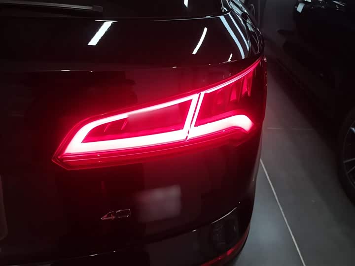 Фото 8 - Audi Q5L