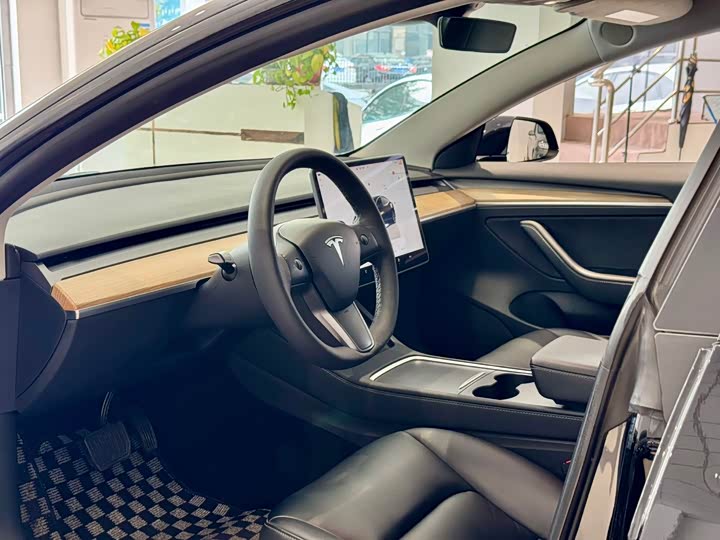 Фото 4 - Tesla Model 3