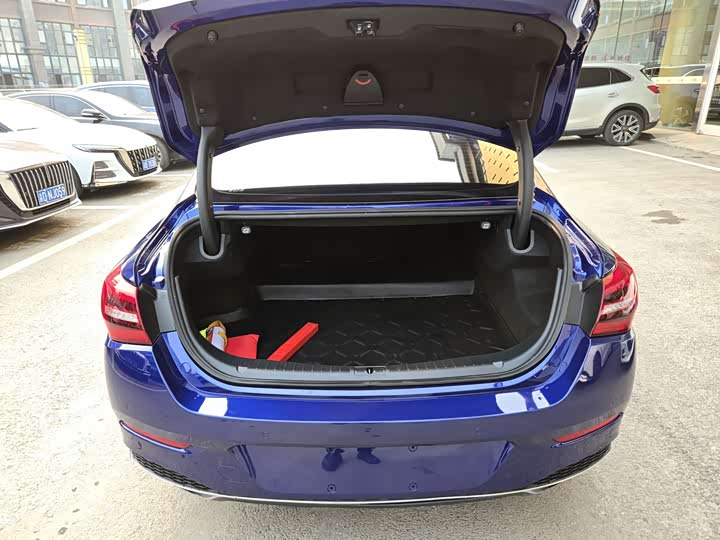 Фото 9 - Hongqi H5