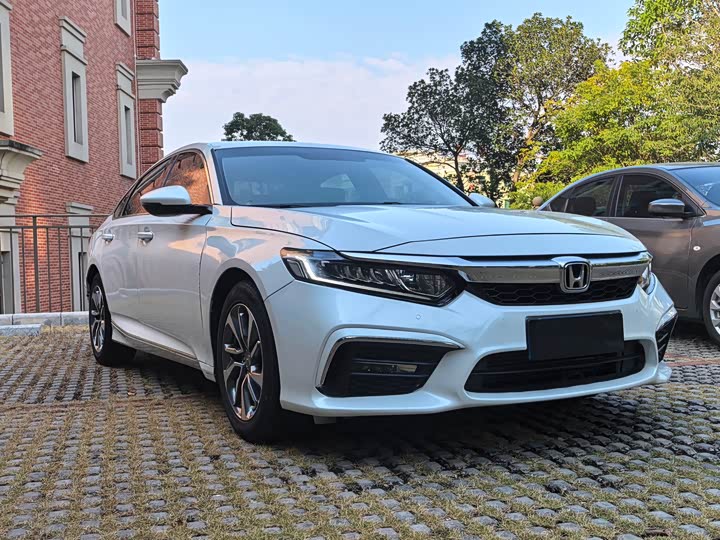 Фото 2 - Honda Inspire