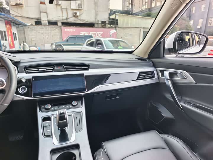 Фото 8 - Geely Atlas