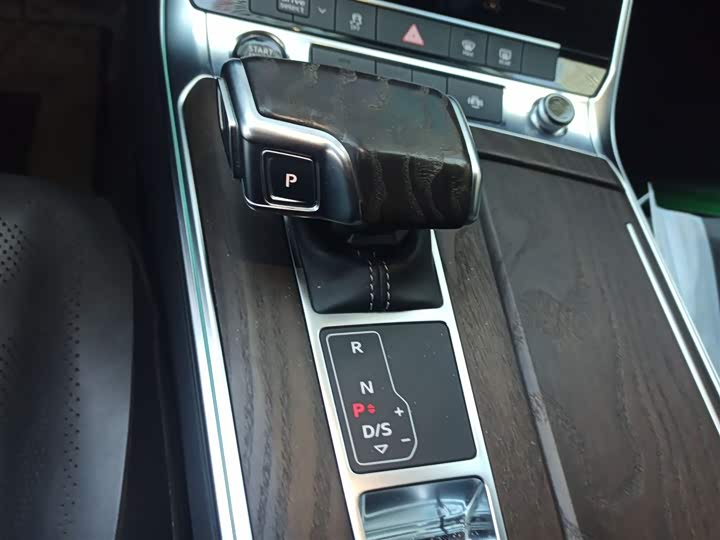 Фото 7 - Audi A6L Hybrid