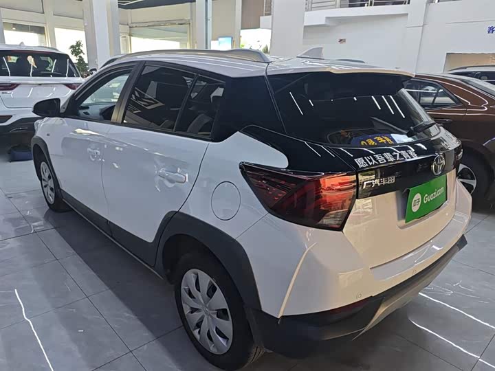 Фото 5 - Toyota Yaris L Hatchback