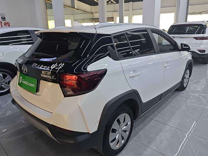 Фото 7 - Toyota Yaris L Hatchback