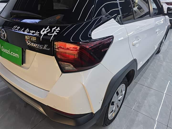 Фото 8 - Toyota Yaris L Hatchback