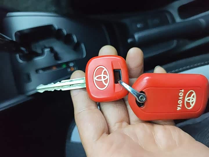 Фото 9 - Toyota Yaris L Hatchback