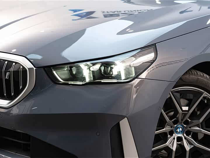 Фото 4 - BMW i5