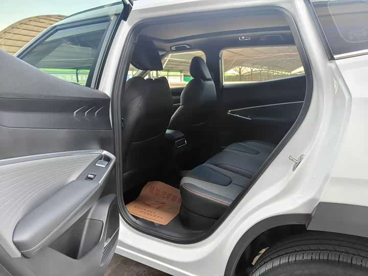 Фото 9 - Geely Atlas