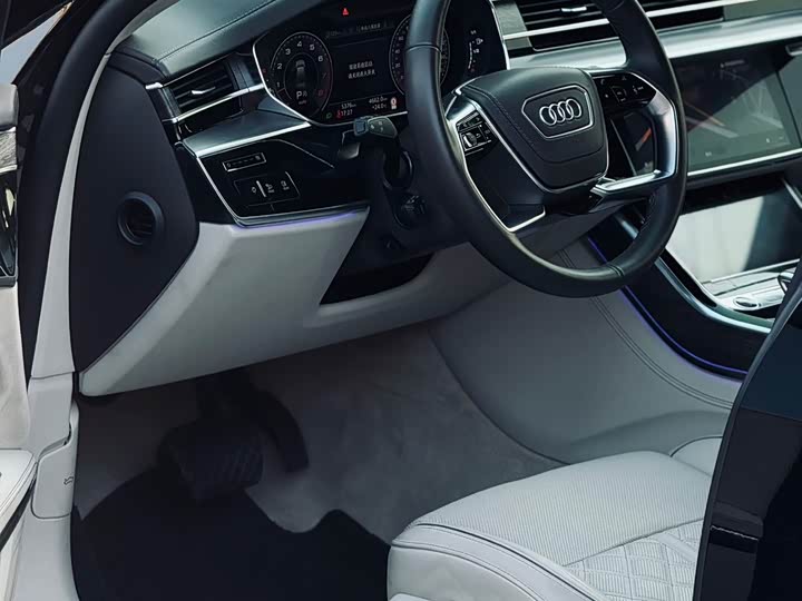 Фото 5 - Audi A8