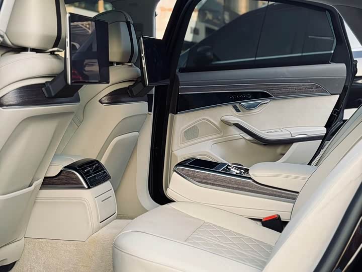 Фото 7 - Audi A8